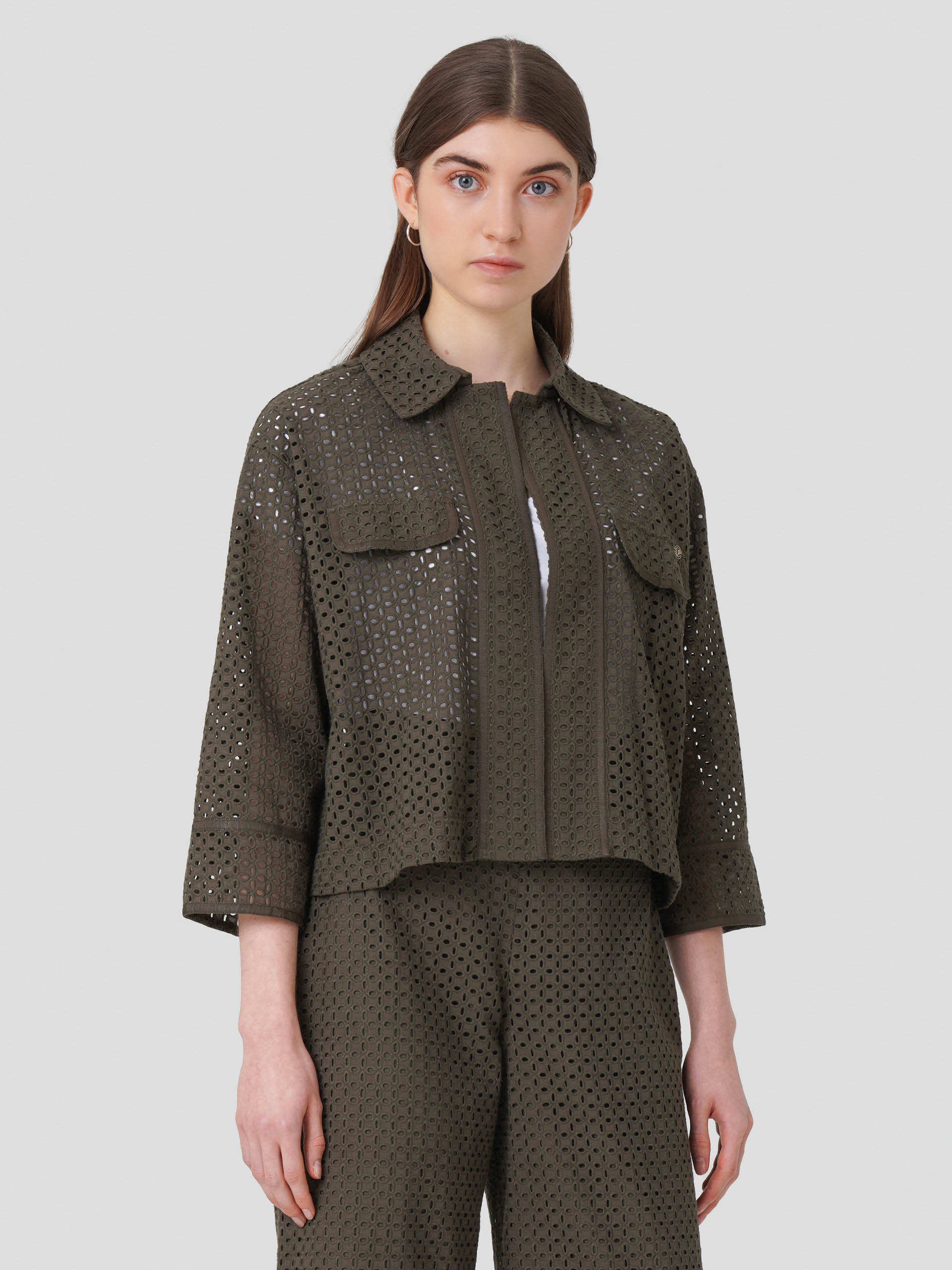 Casaco curto em bordado inglês