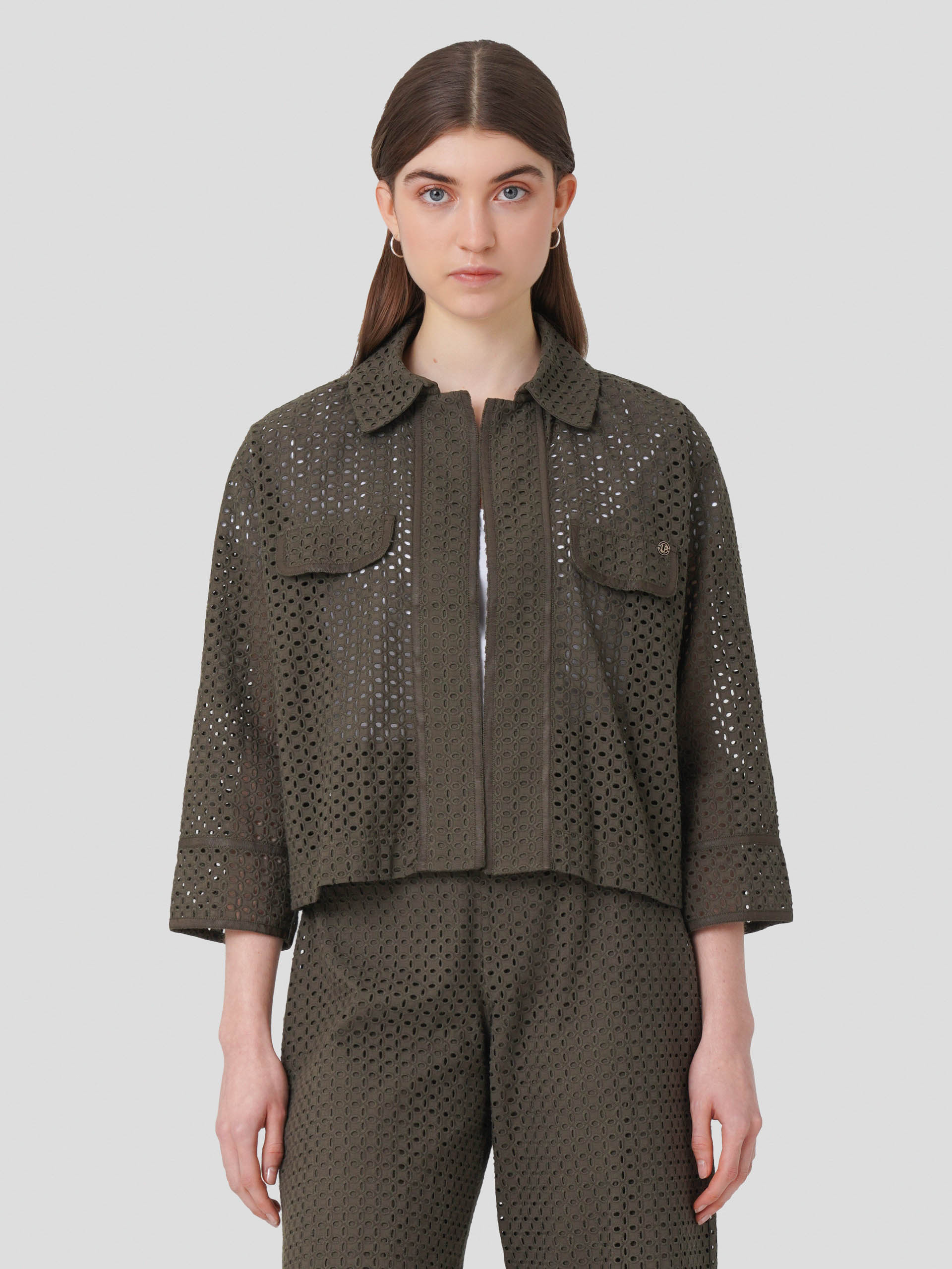 Casaco curto em bordado inglês