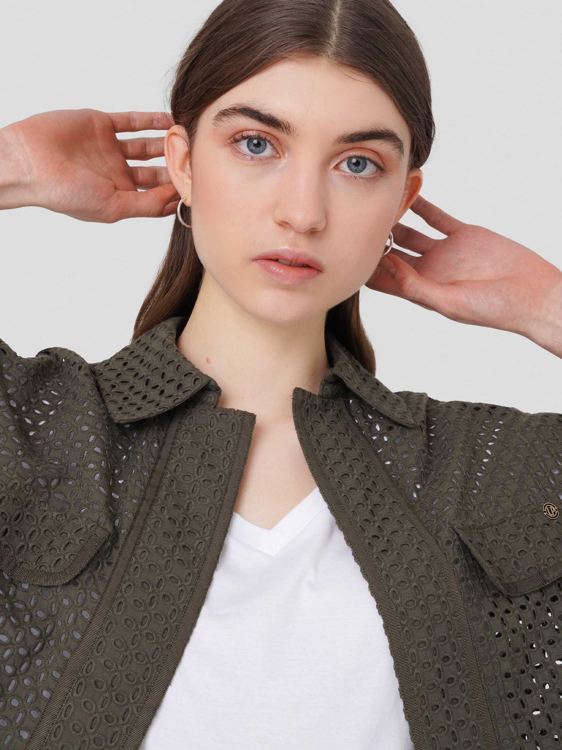 Casaco curto em bordado inglês