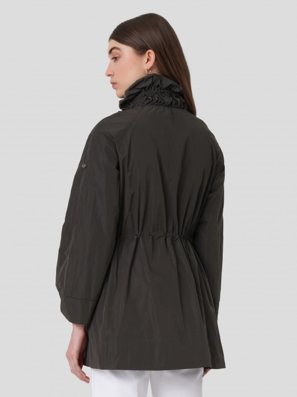 Parka imperme�vel com detalhe nas mangas