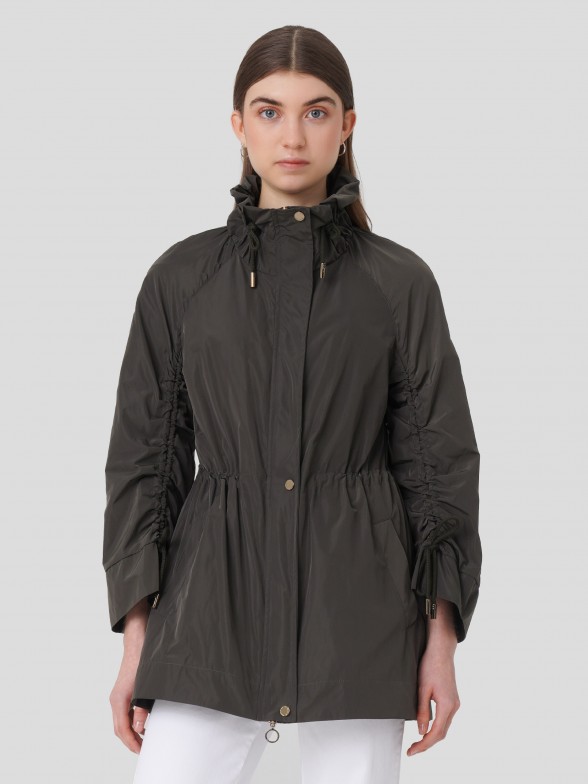 Parka imperme�vel com detalhe nas mangas