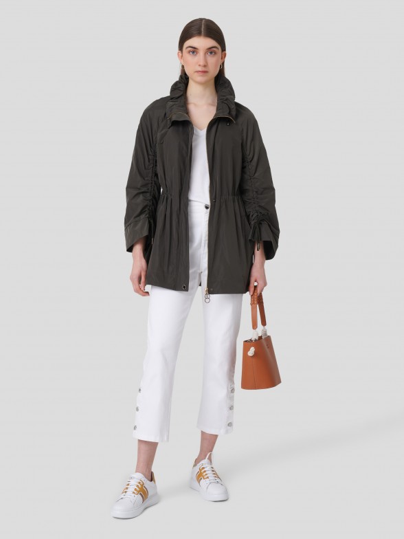 Parka imperme�vel com detalhe nas mangas