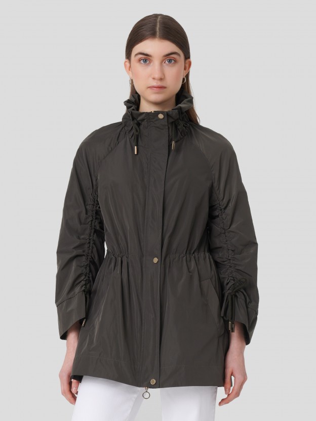 Parka imperme�vel com detalhe nas mangas