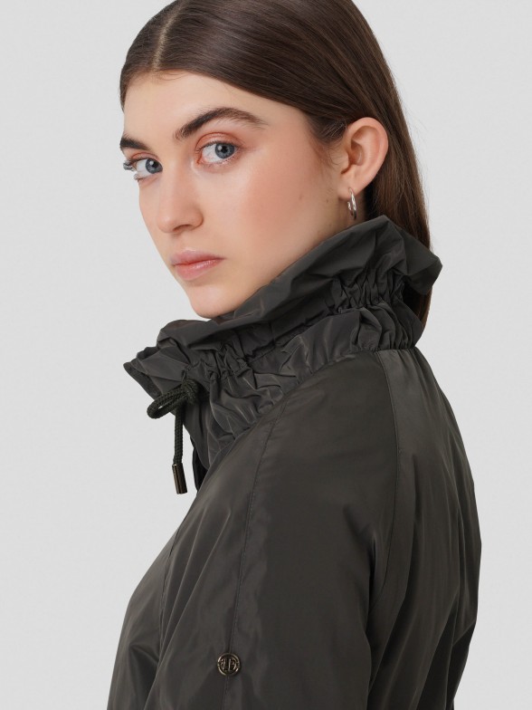 Parka imperme�vel com detalhe nas mangas