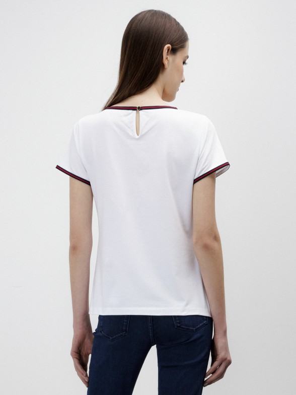 T-shirt branca com detalhe bicolor