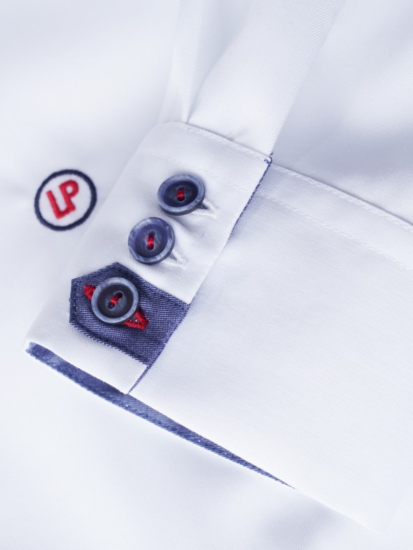 Camisa branca com detalhe na carcela