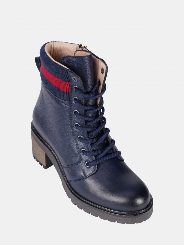 Boots with laces and bicolor detail