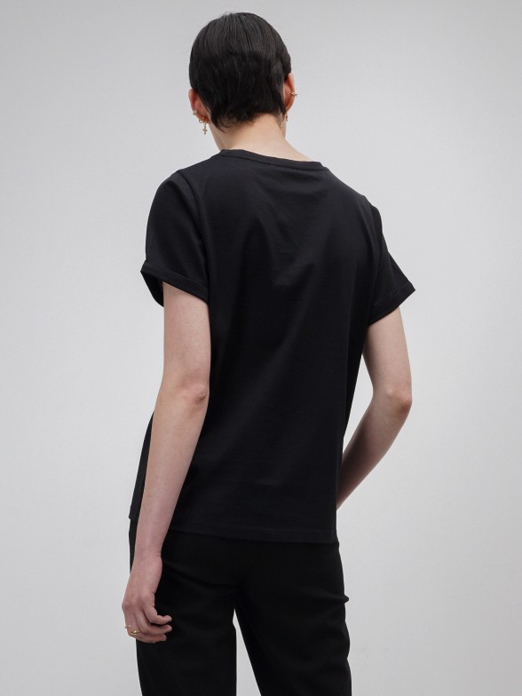 T-shirt preta com estampado metalizado