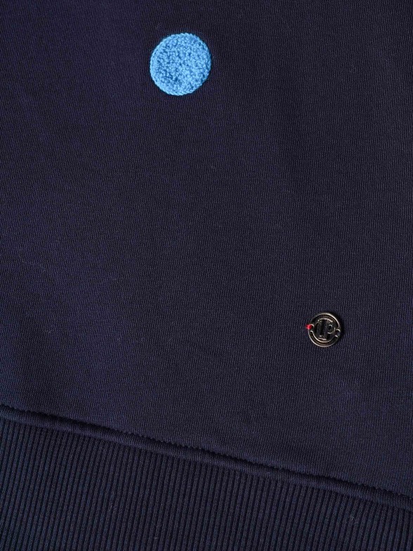 Vestido com bolinhas e capuz