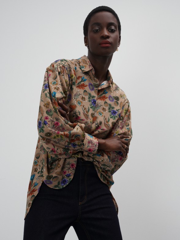 Camisa assimtrica com estampado floral