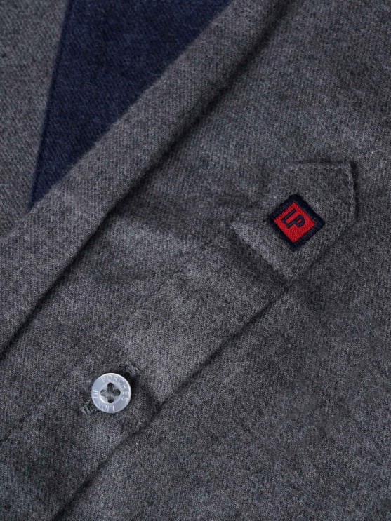 Camisa com bolso em contraste