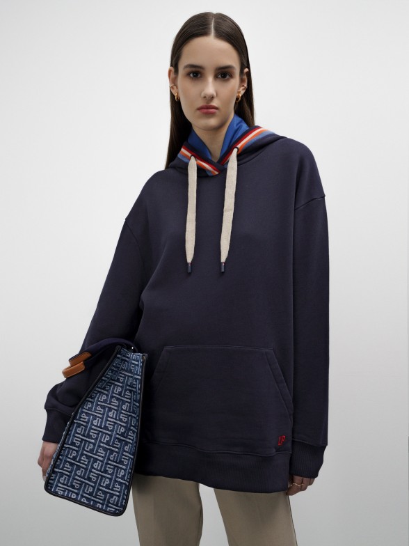 Sweatshirt azul com detalhe de riscas no capuz