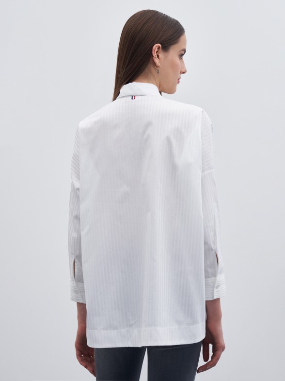 Camisa branca com detalhe de nervuras
