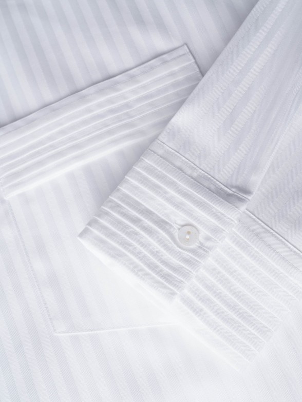 Camisa branca com detalhe de nervuras