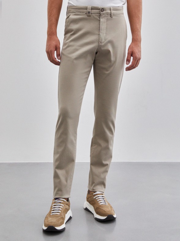Man's slim fit chino trousers in stretch cotton