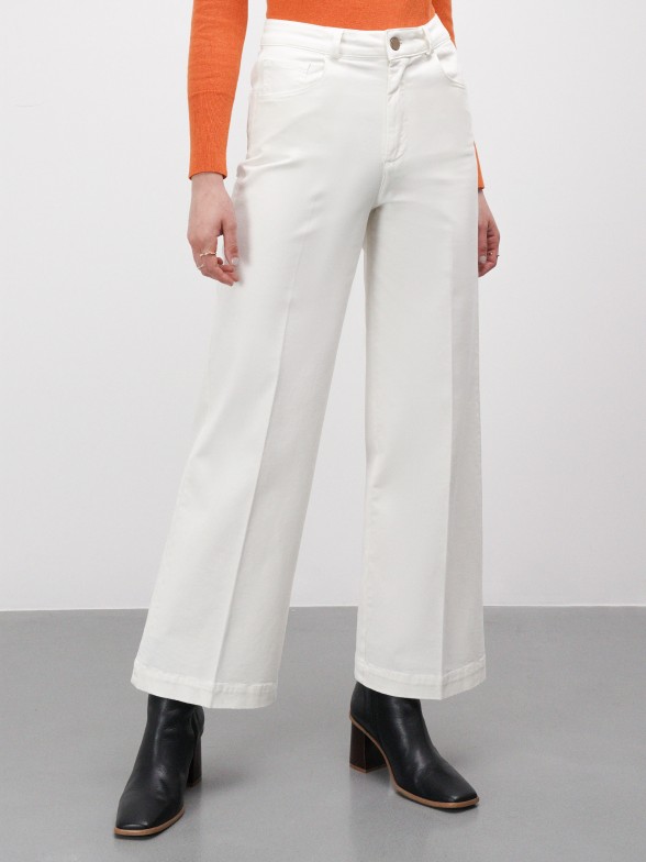 Wide pants with crease