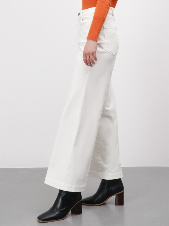 Wide pants with crease