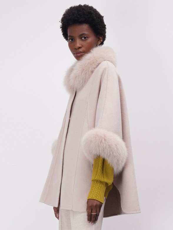 Woman's short wool cape with fur details