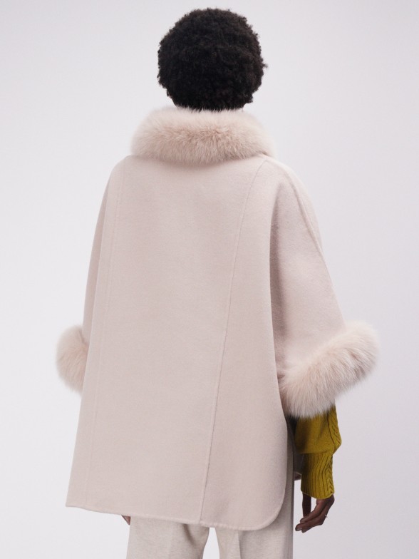 Woman's short wool cape with fur details