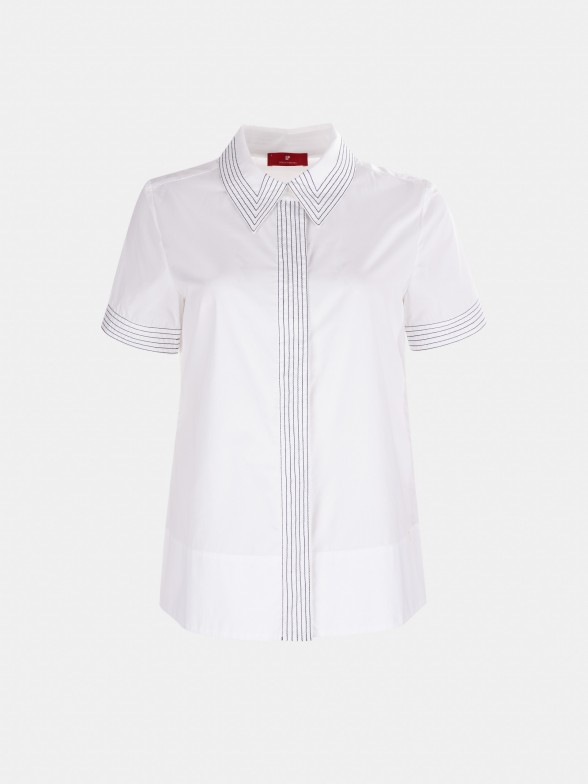 Woman's white cotton shirt with short sleeves