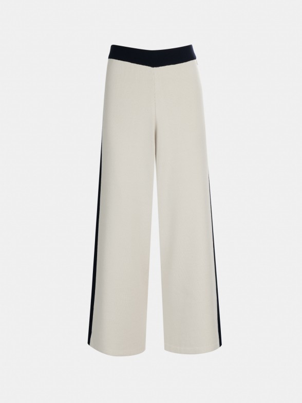 Woman's regular fit trousers, knitted in two colours