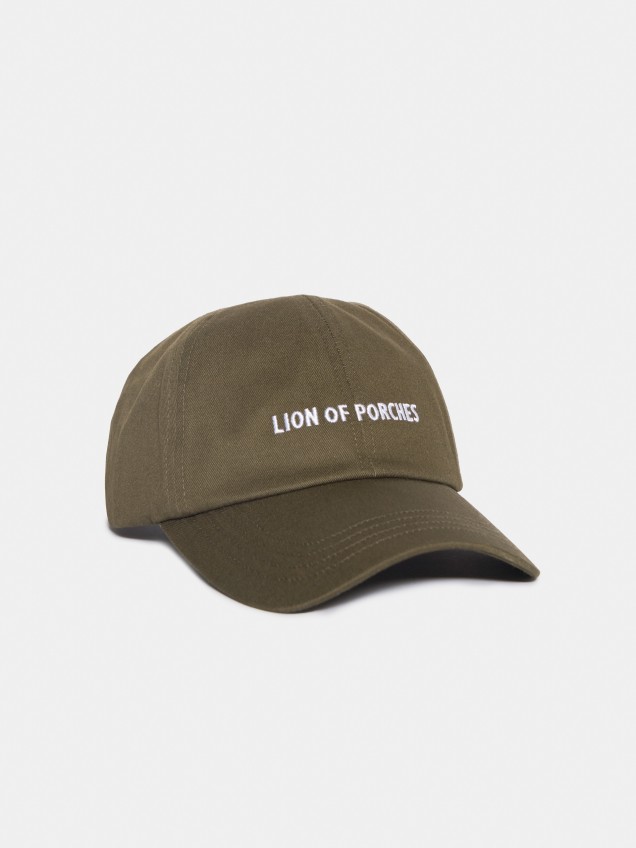 Man's cap with curved visor, embroidered front and velcro fastening. - Image product