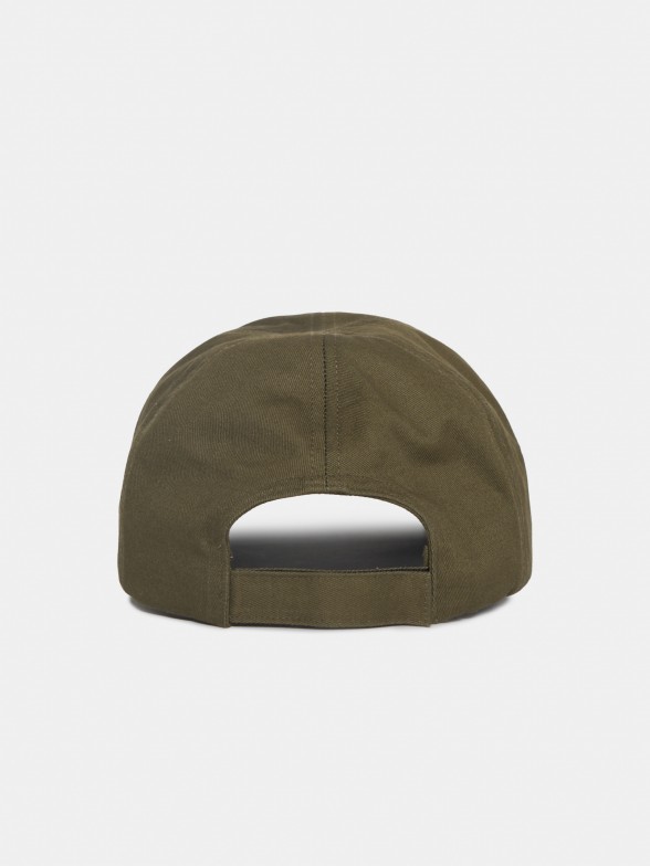 Man's cap with curved visor, embroidered front and velcro fastening.