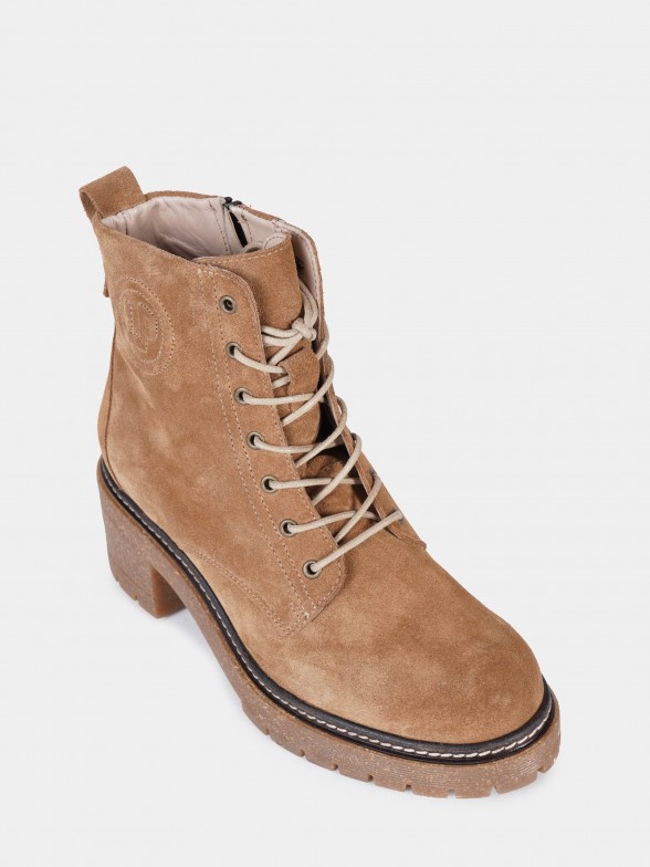 Croute boots with laces