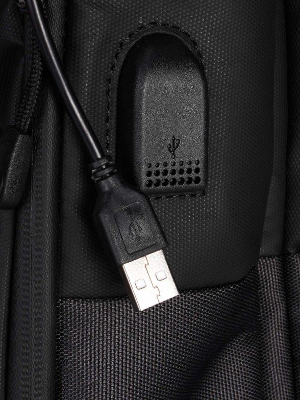 Mochila preta com ligao USB
