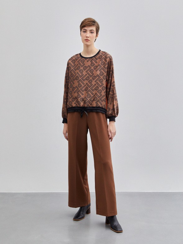 Relaxed fit pants with elastic on the waistband
