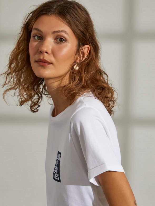 T-shirt para mulher de algodão com gola redonda e estampado