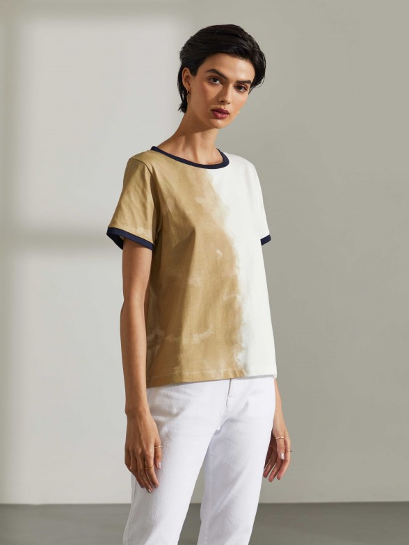 T-shirt para mulher com padro tie dye, gola redonda e branding nas costas