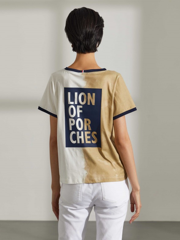 T-shirt para mulher com padro tie dye, gola redonda e branding nas costas