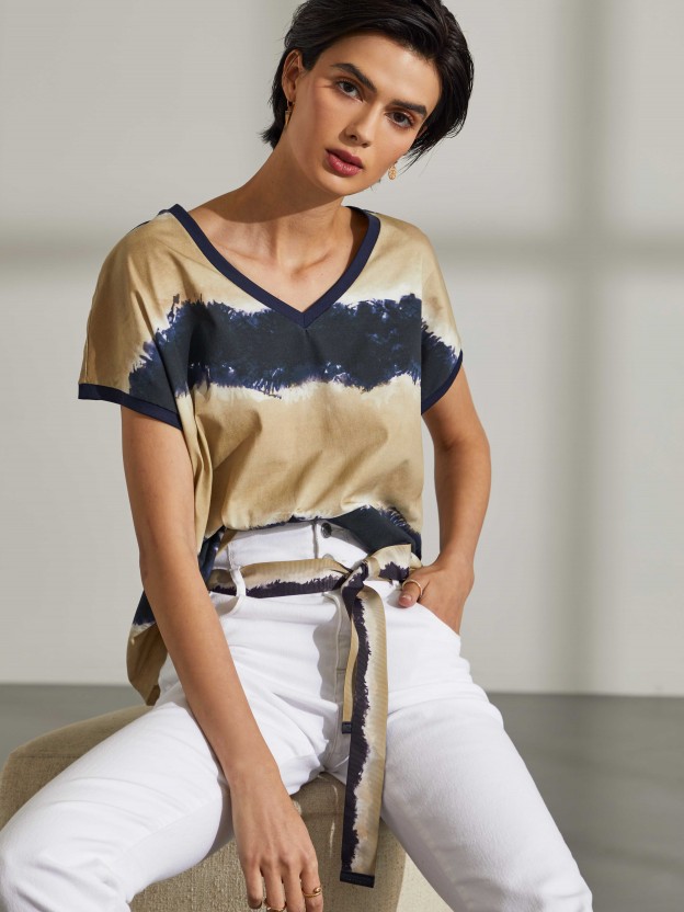 T-shirt para mulher com padrão tie dye, mangas curtas e decote v