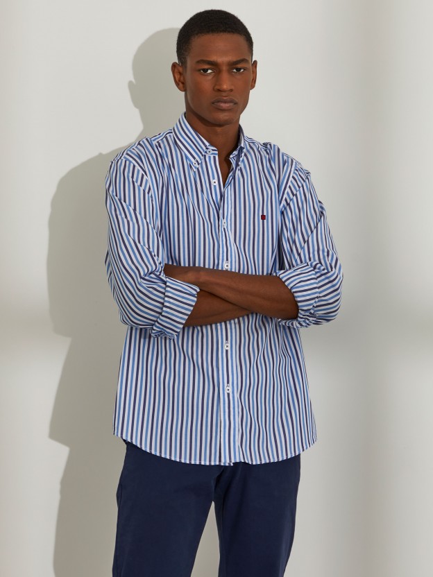 Camisa para hombre de corte regular hecha de algodón con estampado de rayas