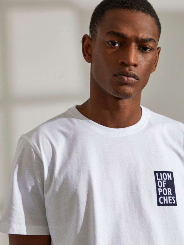 T-shirt para homem de malha com gola redonda e estampado