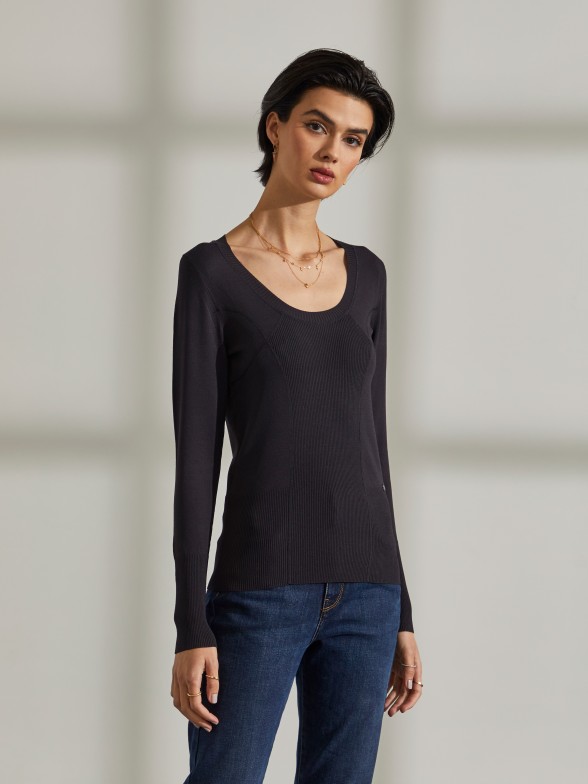 Woman's knitted jumper with round neck and long sleeves