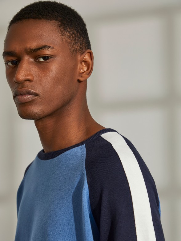 Camisola para homem multicor de gola redonda com branding nas mangas