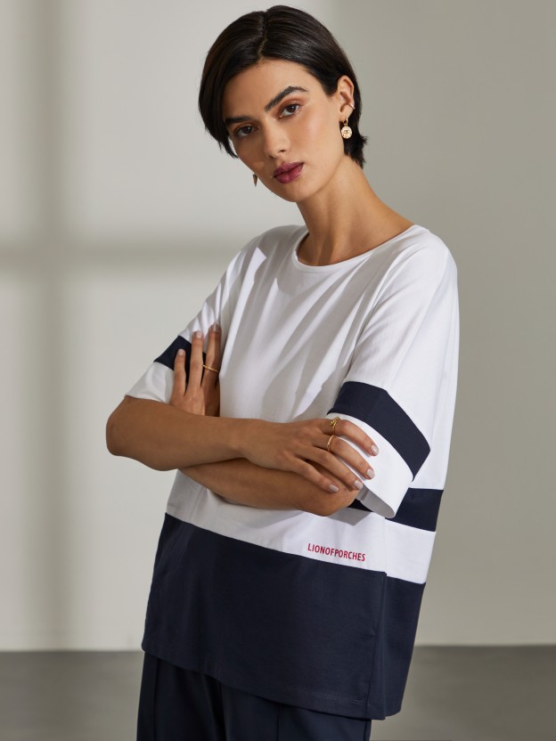 two-tone T-shirt with round neck and short sleeves