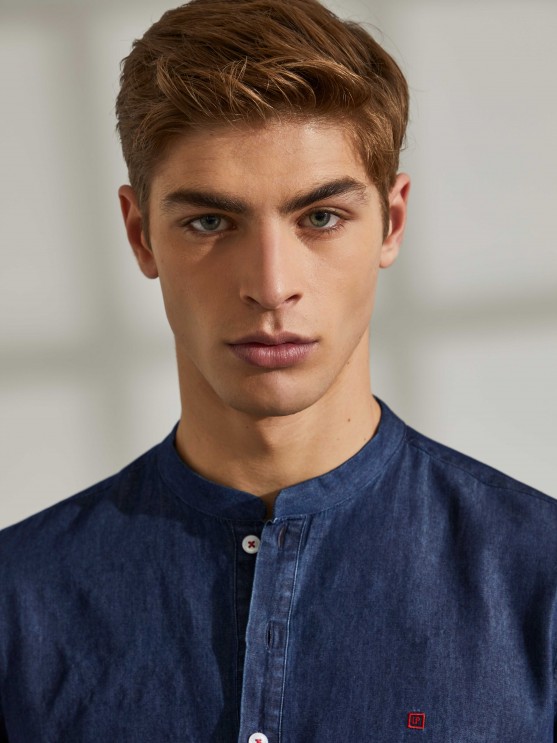 Camisa vaquera slim fit para hombre con cuello de polo