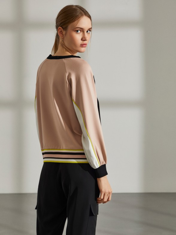 Woman's tricolour jumper with long sleeves and stripes on the waistband