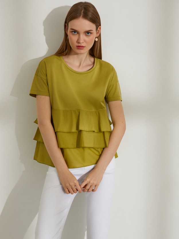 Woman's t-shirt with frills and round neck