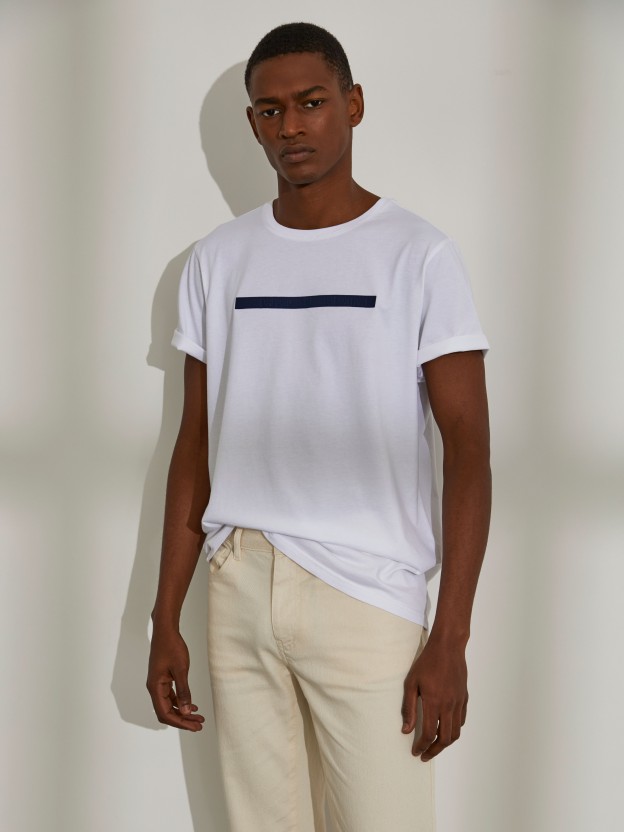T-shirt para homem de algodo com gola redonda e risca no peito