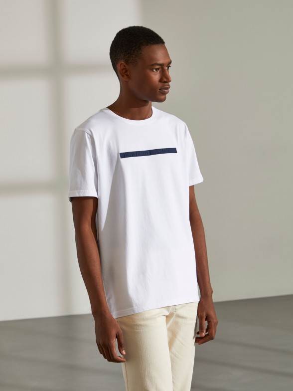 Man's t-shirt made from cotton with round collar and a stripe on the chest