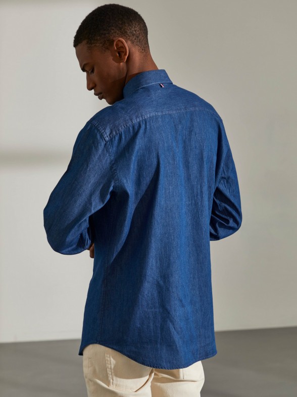 Man's slim fit shirt in denim with embroidery on the chest