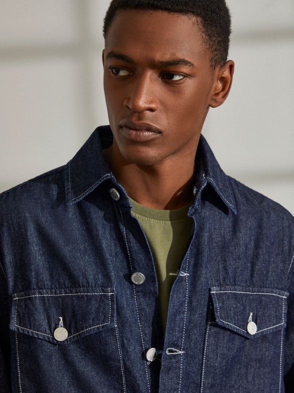 Sobrecamisa para homem regular fit em denim e com bolsos