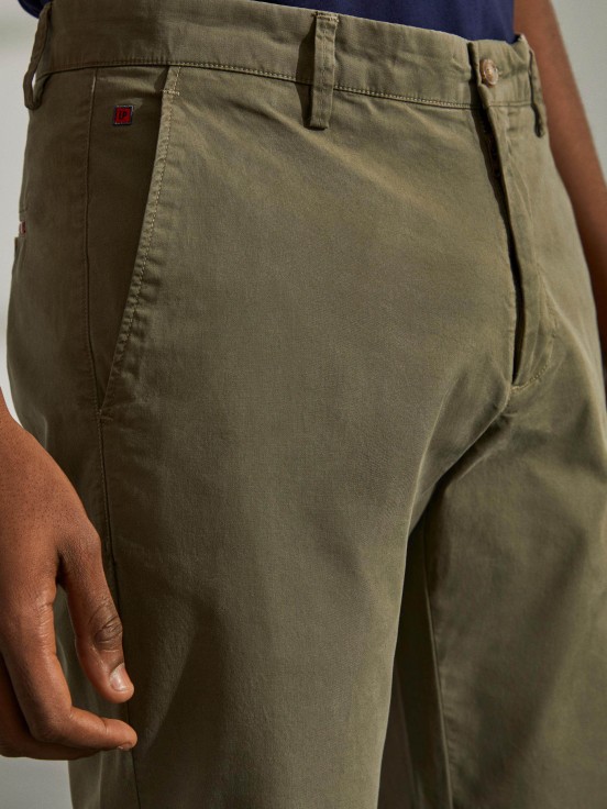 Pantalones chinos regular fit para hombre con bolsillos