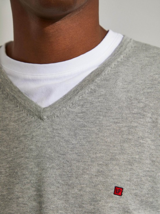 Man's cotton v-neck basic t-shirt