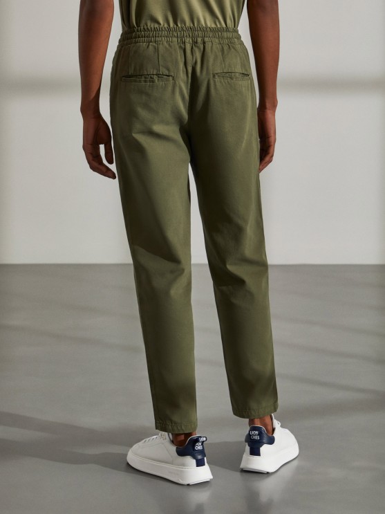 Pantalones para hombre de corte regular con cordn y cintura elstica
