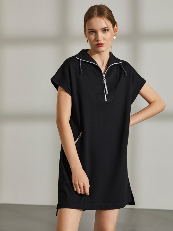 Short sleeve dress with collar fastening and pockets